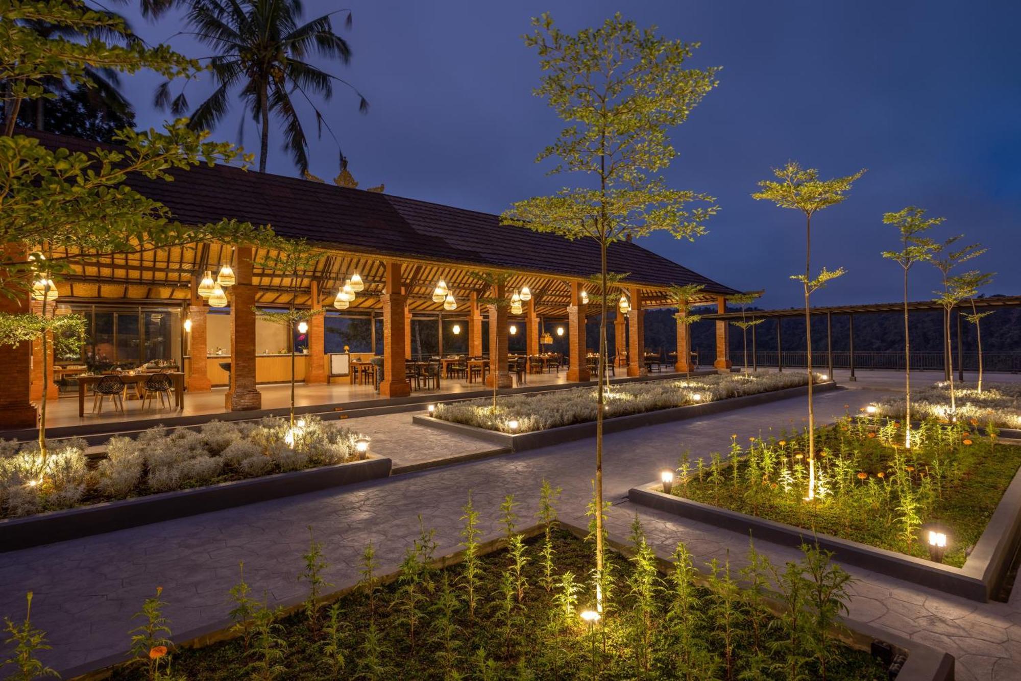 Tapa Agung View Hotel Menanga Exterior photo